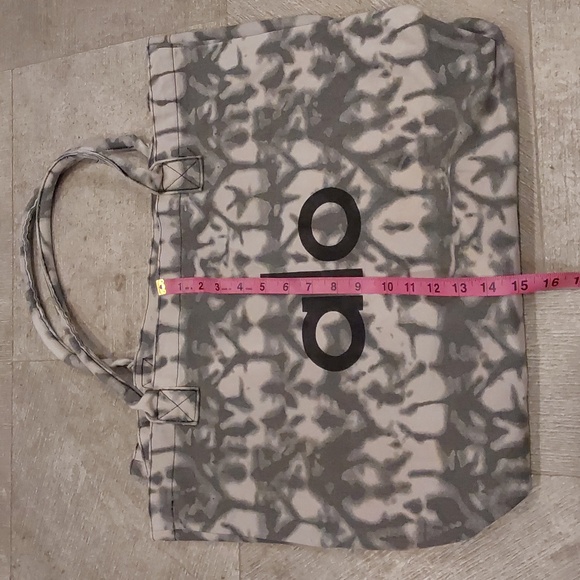 Alo Yoga Tie-Dye Shopper Tote Bag - Picture 8 of 13